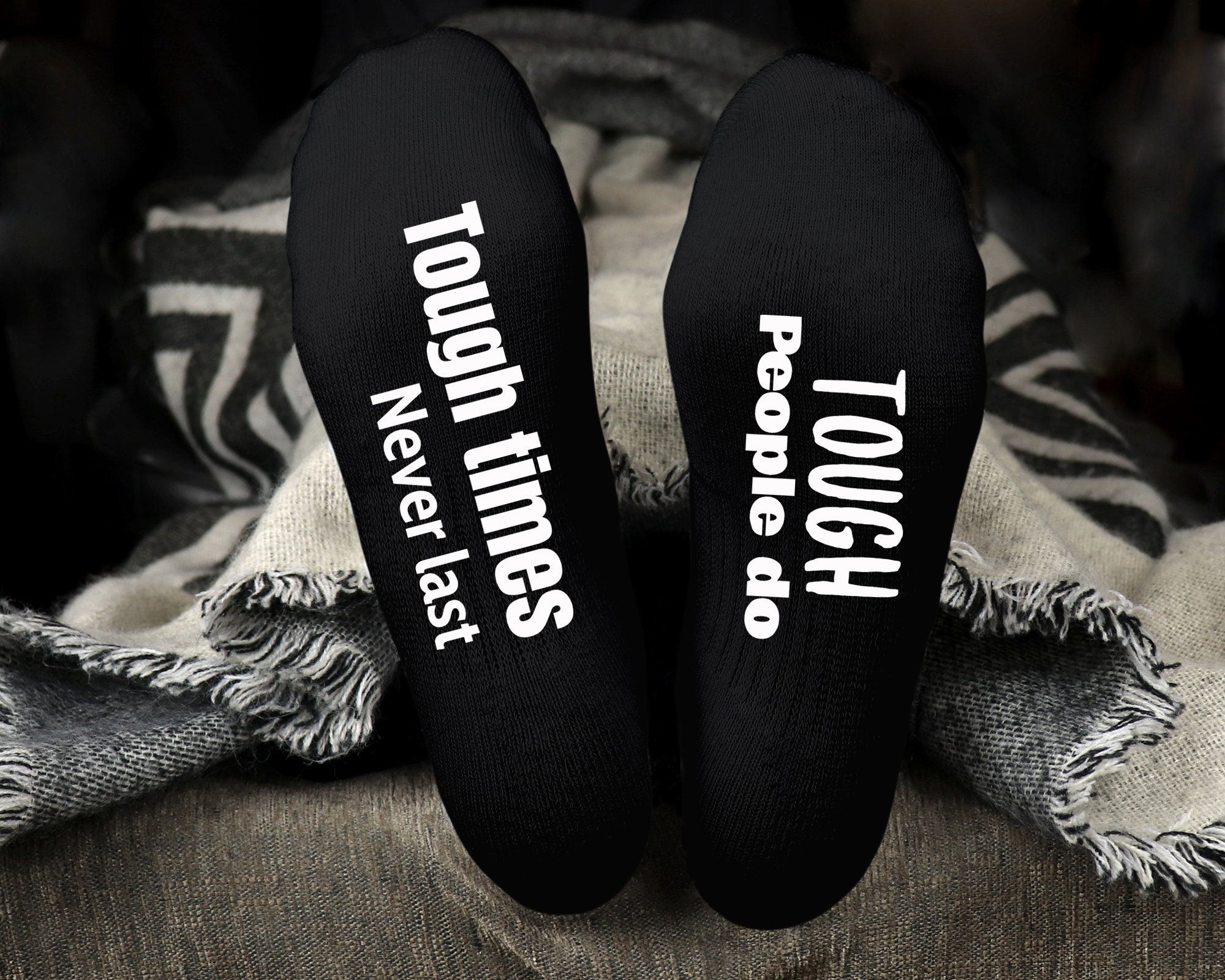 Harte Zeiten nie letzte Zitat Socken mit personalisierten Tag Etsy