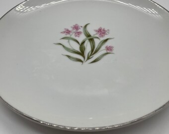 Platinum Accent Pink Crocus Grant Crest Dinner Plate