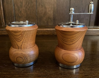 Zestaw do soli i pieprzu George'a S. Thompsona, nieużywany, 3-calowy, drewniany, ręczny młynek do pieprzu z korbką, styl Mid Century Modern, lata 70. XX wieku, MCM Kitchenware, nowy produkt
