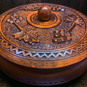 European Black Forest Carved Wood Fruit and Nut or Trinket Bowl with Lid from 1960s Leaf and Grape Motif