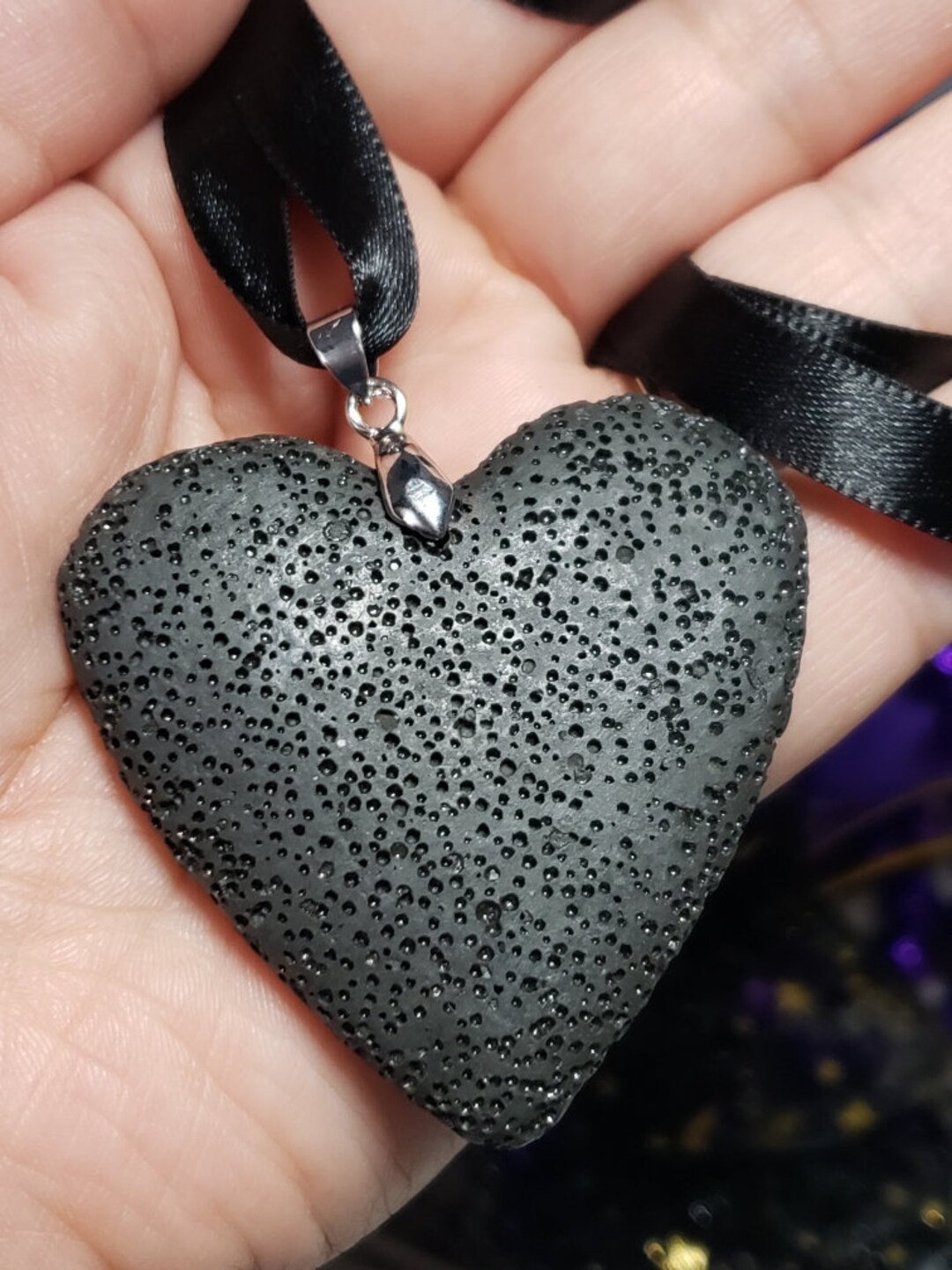 Grand Black Heart Ribbon Necklace