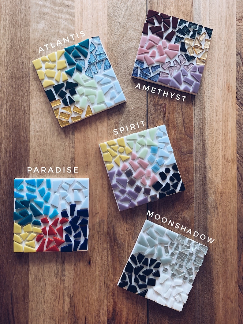 Puede incluir: Cinco posavasos cuadrados de mosaico con diferentes combinaciones de colores. Los posavasos est&aacute;n etiquetados como "Atlantis", "Amatista", "Esp&iacute;ritu", "Para&iacute;so" y "Sombra de luna".