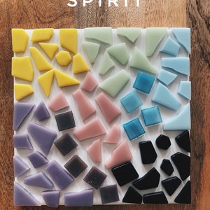 Puede incluir: Un azulejo cuadrado de mosaico con fondo blanco y piezas de vidrio de colores dispuestas en un patr&oacute;n de arco&iacute;ris. Los colores son amarillo, verde, rosa, morado y negro.