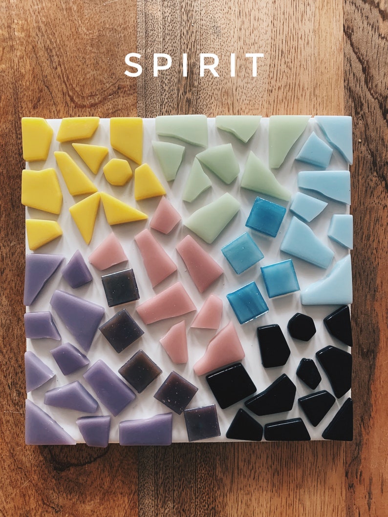 Puede incluir: Un azulejo cuadrado de mosaico con fondo blanco y piezas de vidrio de colores dispuestas en un patr&oacute;n de arco&iacute;ris. Los colores son amarillo, verde, rosa, morado y negro.
