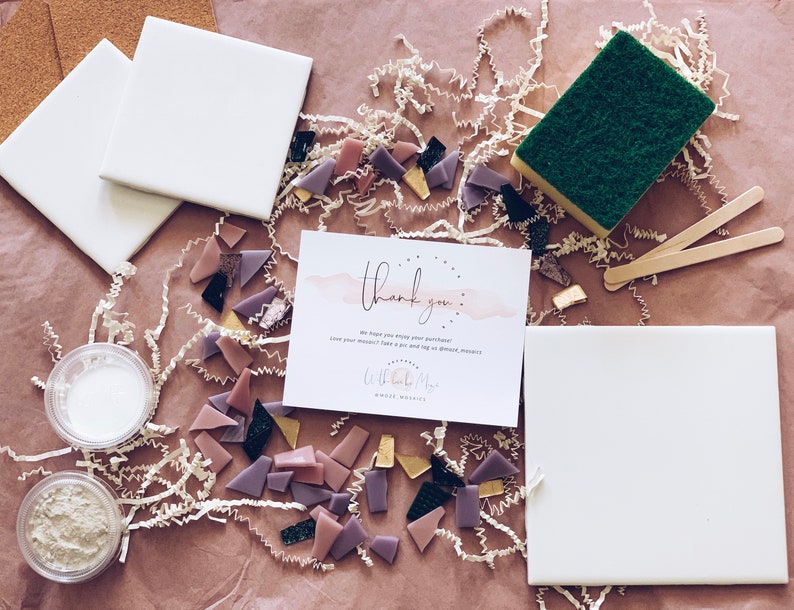 Puede incluir: Un kit de mosaico con dos azulejos de cer&aacute;mica blancos, un peque&ntilde;o recipiente de lechada blanca, un peque&ntilde;o recipiente de lechada gris, una esponja, dos palitos de madera y una variedad de peque&ntilde;os azulejos de vidrio de colores. El kit tambi&eacute;n incluye una tarjeta de agradecimiento con el texto "Gracias. &iexcl;Esperamos que disfrutes de tu compra! &iquest;Te gusta tu mosaico? &iexcl;Etiqueta a nosotros en las redes sociales! #LittleBits #MosaicTiles".