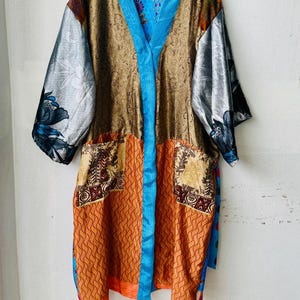 Floral Silk Sari Kimono Robe: Vintage Patchwork Caftan with Pockets