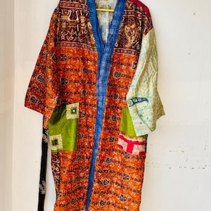 Kimono acolchado Kantha de seda hecho a mano, estilo boho patchwork.