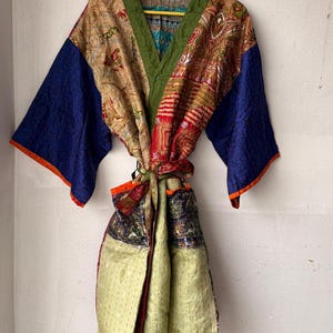 Kimono acolchoado Kantha de seda feito à mão, estilo boho patchwork.