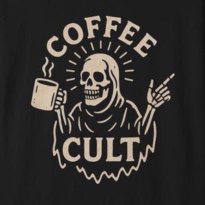Może przedstawiać: Czarny t-shirt z beżową grafiką przedstawiającą szkielet trzymający filiżankę kawy. Tekst "COFFEE CULT" znajduje się nad i pod szkieletem. Szkielet wskazuje palcem. Humorystyczny design.