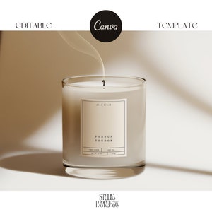 Puede incluir: Un tarro de vela de vidrio transparente con una etiqueta blanca que dice "pure blend" y "French Cotton". La vela está encendida y tiene una bocanada de humo que sale de ella.