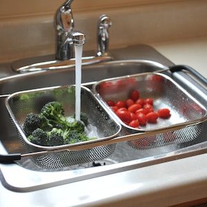 MineSign Extendable Over the Sink Colander Fruits and Vegetables Drain  Basket Adjustable Strainer Sink Washing Basket for Kitchen (White)
