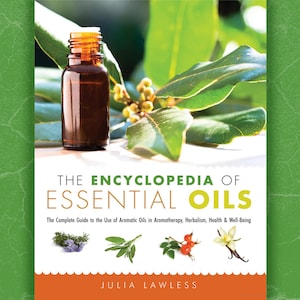 Puede incluir: La portada del libro The Encyclopedia of Essential Oils presenta una botella de aceite esencial de vidrio marrón sobre una mesa con hojas verdes. El título "The Encyclopedia of Essential Oils" está en letras grandes y negritas. El subtítulo es "The Complete Guide to the Use of Aromatic Oils in Aromatherapy, Herbalism, Health & Well-Being". El nombre del autor, "JULIA LAWLESS", está en la parte inferior de la portada.