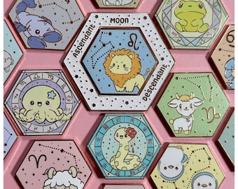 Puede incluir: Una colección de pines hexagonales de esmalte con signos del zodiaco y constelaciones. Cada pin tiene un borde dorado y representa un animal lindo que representa un signo del zodiaco, como un león, un pulpo y una serpiente. Sobre un fondo rosa.