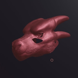 Könnte beinhalten: Eine rote Drachenkopfmaske aus glattem, strukturiertem Material. Die Maske hat eine lange Schnauze, große Augen und zwei Hörner auf dem Kopf.