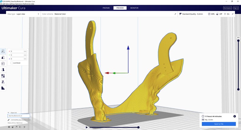 Op de afbeelding: Een 3D-model van een geel object met een complexe vorm, bekeken in een 3D-modelleringssoftware. Het model is gepositioneerd op een raster met een blauwe achtergrond. De software-interface is zichtbaar op de achtergrond.