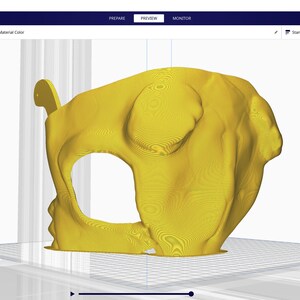 Op de afbeelding: Een geel 3D-geprint model van een complex object met een groot gat in het midden. Het model wordt voorbereid om te worden geprint op een 3D-printer. De geschatte printtijd is 1 dag, 18 uur en 20 minuten.