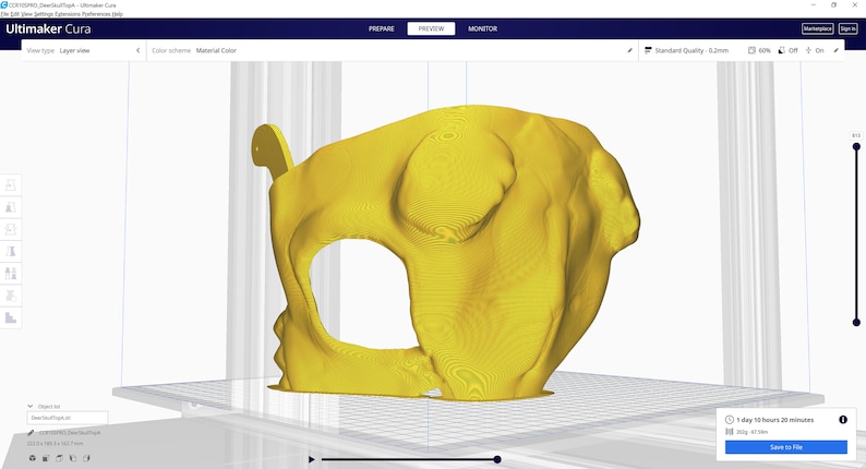 Op de afbeelding: Een geel 3D-geprint model van een complex object met een groot gat in het midden. Het model wordt voorbereid om te worden geprint op een 3D-printer. De geschatte printtijd is 1 dag, 18 uur en 20 minuten.