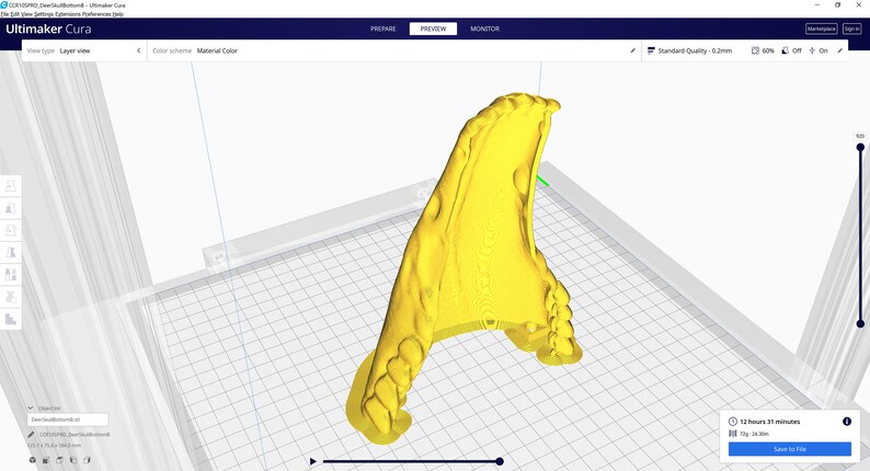 Op de afbeelding: Een geel 3D-geprint model van een kaakbeen wordt getoond in een 3D-printprogramma. Het model is geplaatst op een gerasterd oppervlak en is klaar om te worden geprint. De programma-interface toont de geschatte printtijd van 12 uur en 31 minuten.