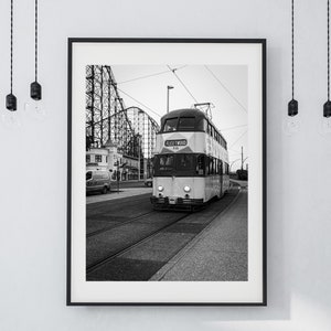 Impressão de bonde de Blackpool | Arte de parede vintage sem moldura em preto e branco, presente retrô de Lancashire, decoração de praia para o calçadão de Blackpool