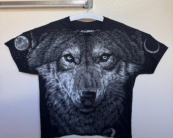 Arctic Wolf Graphic Tee: Wild Animal Print Shirt