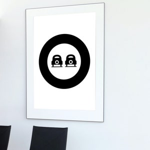 Puede incluir: Señal en blanco y negro con un círculo y dos siluetas de coches en su interior. La señal indica una plaza de aparcamiento para dos coches.