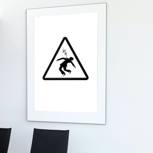 Op de afbeelding: Een zwart-wit waarschuwingsbord in de vorm van een driehoek. Het bord toont een persoon die op de grond ligt met een bliksemflits erboven. De tekst "Gevaar" is niet zichtbaar op de afbeelding.