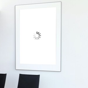 Puede incluir: Una imagen enmarcada en blanco con un icono de carga en el centro. El icono es un círculo con una serie de líneas grises y negras que giran.