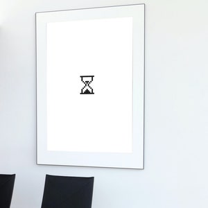 Könnte beinhalten: Ein weiß gerahmtes Bild mit einem schwarzen Sanduhr-Symbol in der Mitte.