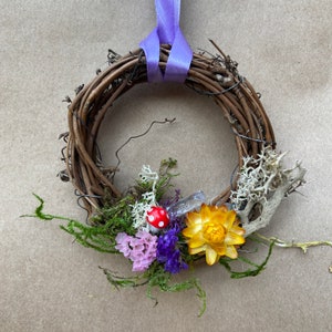 Mini wreath w. dried flowers. Enchanting fairytale decor with pagan, folklore and witchy, cottage-core vibes. Magical handmade gifts