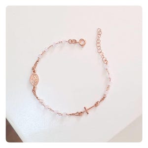 Bransoletka różańcowa z białych kryształowych koralików, Elegancka katolicka bransoletka z koralików, Bransoletka z różowego złota, Urocza bransoletka z Cudownym Medalikiem