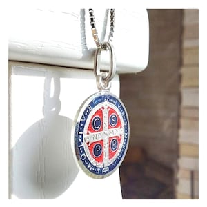 St Benedikt 15 mm Medaille, St. Benedikt Halskette, zierliche Halskette mit dreifarbigen Münzen, katholische Geschenke, 1,2 cm Durchmesser des Anhängers