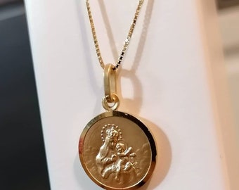 Könnte beinhalten: Eine goldene Kettenkette mit einem runden Anhänger, der ein detailliertes Bild der Jungfrau Maria zeigt, die das Jesuskind hält.
