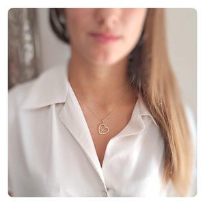 Elegante colgante de cruz de corazón, collar de cruz de circonita cúbica brillante, collar de cruz en corazón, delicada joyería católica para ella