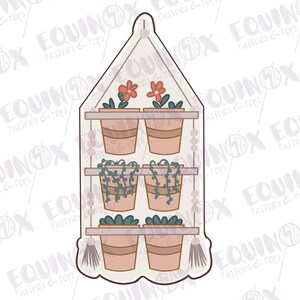 以下が含まれることがあります： 植物棚のクッキーカッター。マクラメ風のデザインで、3つの棚に鉢植えの植物、花、つる植物が飾られています。カッターは薄茶色で、白いアウトラインがあります。