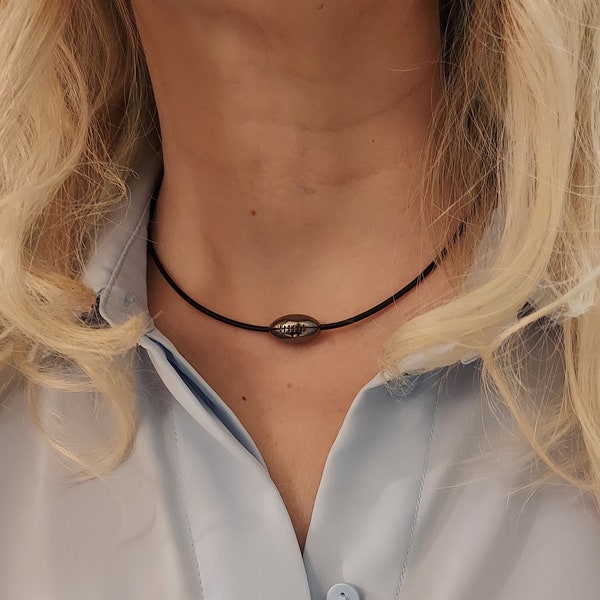 Collier Choker Ballon de Rugby sur cordon cuir