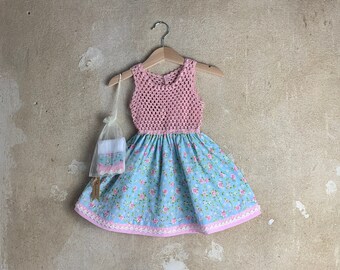 Häkelkleid hellblau rosa Häkelkleidchen mit blumigem Rock