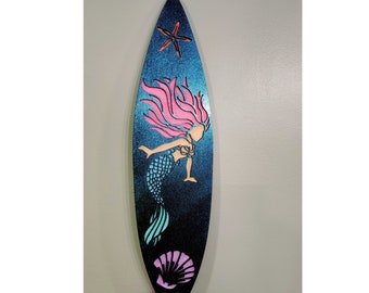 Mermaid Surfboard Wall Hanging: Shimmering Beach Decor