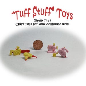 Puede incluir: Cuatro herramientas de juguete en miniatura para una casa de muñecas, que incluyen una sierra amarilla, un taladro amarillo, una máquina de coser rosa y una batidora rosa. Los juguetes están etiquetados como "Saw", "Sew" y "Mix".