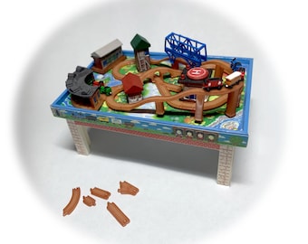 AGOTADO - PERO... (El lote 2 está en producción) Encantador juego de mesa de tren de juguete de 18 piezas (escala 1:12 para tu casa de muñecas)