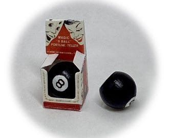 Miniatura da "Bola Mágica 8" em embalagem vintage (escala 1:12 para sua casa de bonecas)
