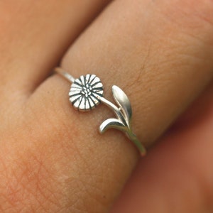 925 silver April Birth Flower ring,Daisy ring,Daisy flower jewelry,Floral Ring,Bridesmaid Gift,Birth Flower jewelry,unique handmade gift image 1
