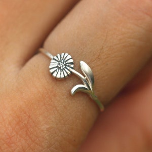 Anello di fiori di nascita di aprile in argento 925, anello di margherita, gioielli di fiori di margherita, anello floreale, regalo della damigella d'onore, gioielli di fiori di nascita, regalo unico fatto a mano