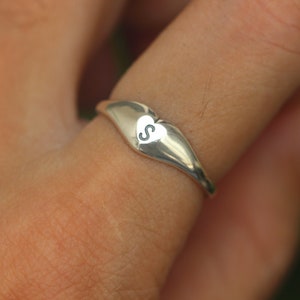 Anel de letra personalizado de prata 925, anel inicial de prata, anel de palavra personalizado, anel de amor de coração