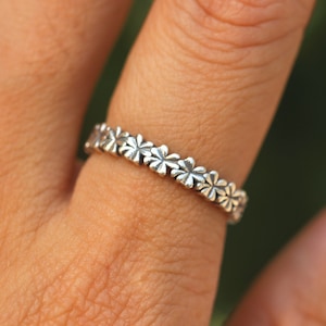 silver shamrock band ring,four leaf clover ring,silver leaves ring,unique band ring,custom leaf ring,personlized Clover Stacking jewelry