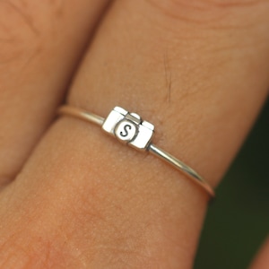 Anel de câmera de prata 925, anel de letra de prata, anel inicial de prata, presente personalizado, joias exclusivas, presentes para fotógrafos