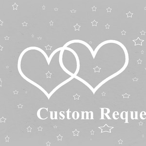 Puede incluir: Dos corazones blancos entrelazados sobre un fondo gris con estrellas blancas dispersas. El texto "Custom Request" está debajo de los corazones.