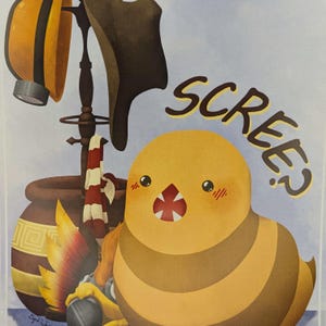 Könnte beinhalten: Eine gelbe und braune Cartoon-Biene mit rotem Mund und rosa Wangen schreit "SCREE?" Die Biene hält eine Kamera in ihren Händen. Die Biene steht vor einem braunen Topf mit gelbem und braunem Muster. Hinter der Biene befinden sich ein brauner Hut und ein gelber Helm auf einem Ständer.