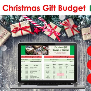 Può includere: Uno schermo di un computer portatile mostra un foglio di calcolo di budget e pianificazione dei regali di Natale. Il foglio di calcolo include colonne per la persona, l'importo speso, il budget rimanente e gli acquisti di regali. Il foglio di calcolo include anche una sezione per idee regalo. Il computer portatile è circondato da decorazioni natalizie, tra cui regali avvolti, bastoncini di zucchero e rami di pino.