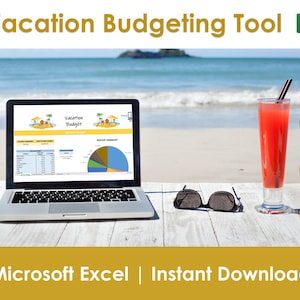 Op de afbeelding: Een laptop met een vakantiebudgetspreadsheet staat op een witte houten tafel met een strandachtergrond. Een rood drankje met een rietje, zonnebril en valutasymbolen zijn ook aanwezig. De tekst luidt "Vacation Budgeting Tool" en "Microsoft Excel | Instant Download."