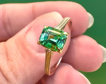 Handgemachter blauer Turmalinring in 9k Gold